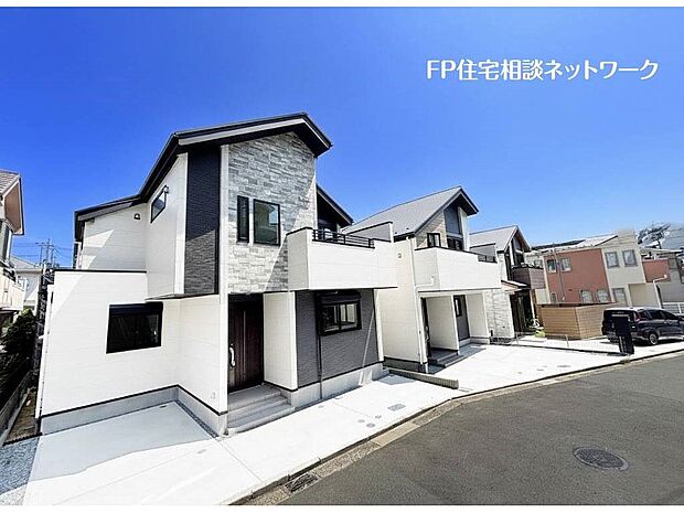 【その他】【類似外観同仕様】施工例のため分譲中の建物とは外壁、屋根開口部等の形状・仕様が異なります。