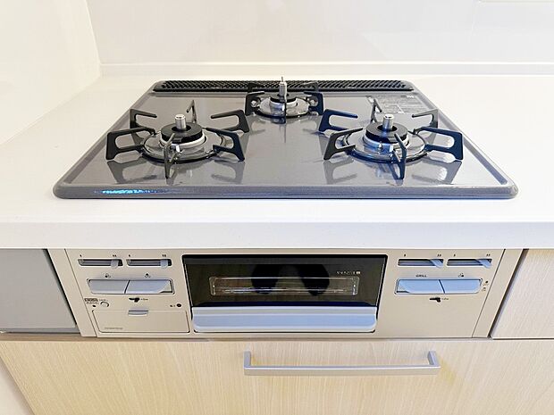 【三口ガスコンロ】同時並行で調理しやすい3口コンロです。お料理を同時にすすめることができ、料理時間の短縮にもなります。