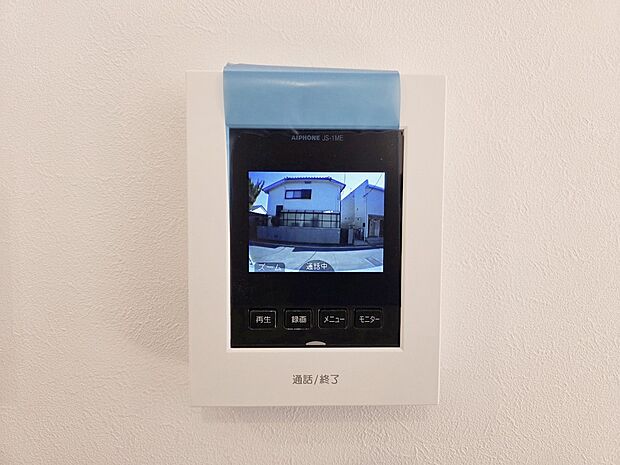 【TVモニター付インターホン】モニター付インターホンが標準仕様です。不安になりがちな防犯面。目で確認できるからあんしんです。