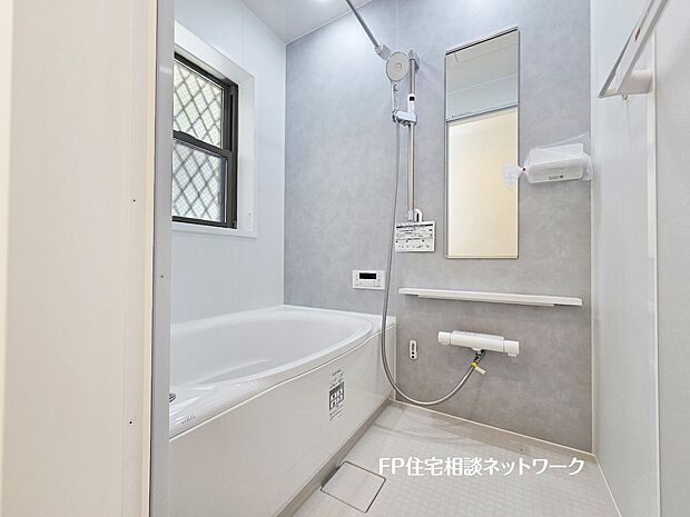 【浴室】ゆったりとくつろげる綺麗な浴室。時間短縮でシャワーだけの方も多いですが、一日の疲れを癒すため湯船に浸かれば心身ともにリラックス。
