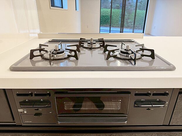 【ガスコンロ】慣れている方も多く、火力が目に見えるため、使いやすいという方も多い、3口のガスコンロ仕様です。