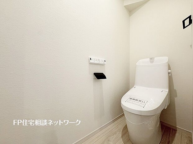 【ウォシュレット】ウォシュレット、暖房便座機能付のトイレです。従来型に比べ節水効果があり、お手入れもしやすいので、家計も家事の負担も軽減してくれます。