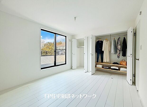 【収納】全居室には大型の収納クローゼットを完備。普段使いのお洋服や小物はもちろん、季節物のお洋服などもしっかりと整理整頓出来る。居室空間を隅々まで使えるのが嬉しい。