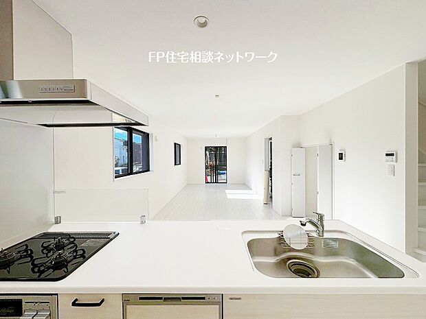 【キッチン】対面式のカウンターキッチンですので、出来上がったお料理をカウンターに並べてお子様が運ぶなど、お手伝いの時間も増えそうですね。