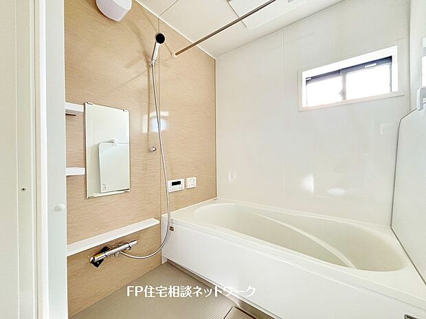 【浴室】ゆったり入れる一坪バス。足を伸ばして入れるサイズは一日の疲れを癒すのに嬉しい広さ。お子様と一緒の入浴でも充分な広さです。