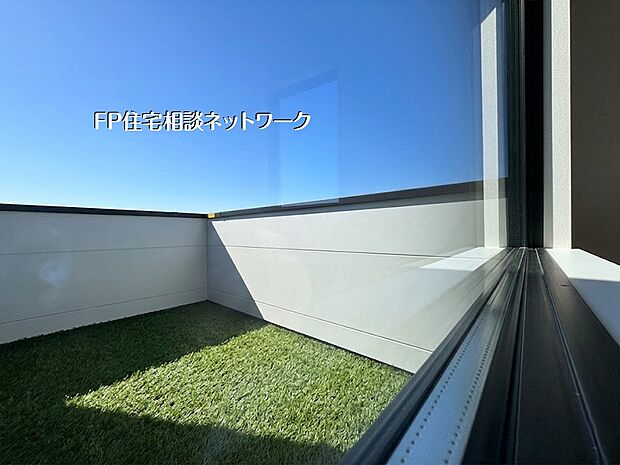 【バルコニー】【バルコニー】  本画像はAIがCGで芝を作成しており、実際の現地に芝は設置されておりません。また、販売価格に芝等は含まれておりません。
