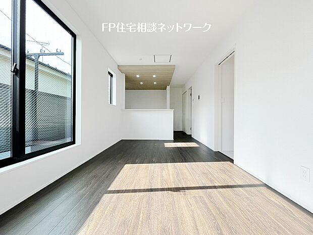 【リビング】想像以上の質感が訪れる者の心を離さない。フローリング素材、窓の配置、壁面タイル、カラーバランス、どれをとってもワンランク上の仕上がり。