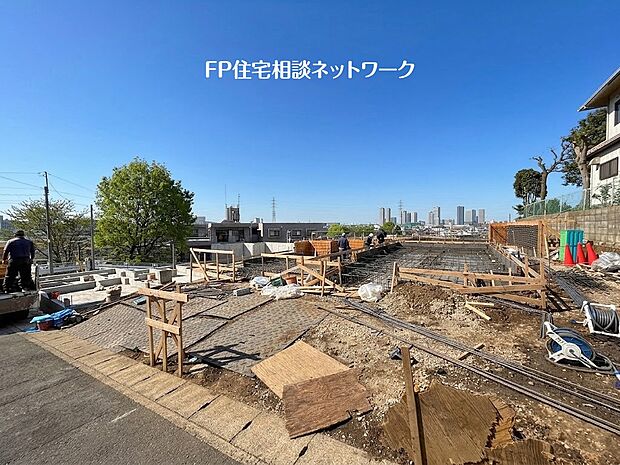【前面道路含む現地写真】西側の前面道路は幅員5ｍあり、車通りも少なく小さなお子様がいらっしゃるご家庭でも安心です。