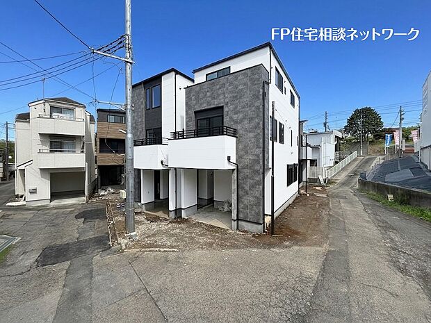【現地外観写真】全6棟の分譲地！建物はデザインにこだわったスタイリッシュな住宅！人気のペニンシュラキッチンで解放感がありLDKは実際の広さよりも広々感じる事ができます。
