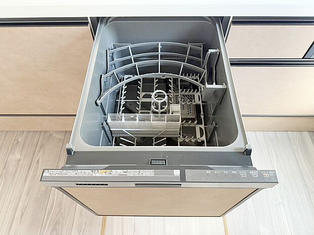 【食器洗浄乾燥機】利用者が増えているのはメリットが多いから。時間の節約、手が荒れない、水道代の節約、高温度で洗うので油汚れもしっかり落とせる。まさに理想家電。