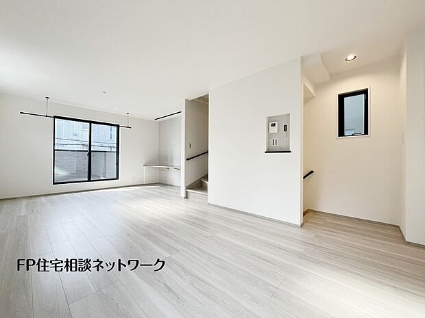 【リビング】20.1帖の広々ＬＤＫ。ダイニングテーブルやソファーなどの家具もしっかりと配置できます。ゆったりとした広さの空間でご家族だんらんの時間をお過ごしください。