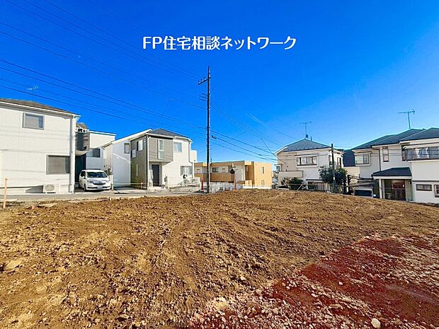 【現地外観写真】東南角地で解放感があり、広々した18.5帖のLDKは家族の憩いの空間に最適です。