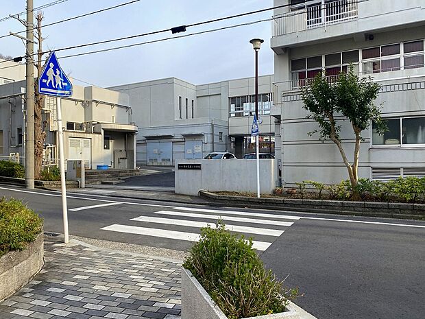 西寺尾第二小学校(約300m・徒歩4分)