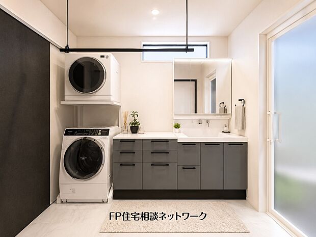 【内観】【内観イメージパース】鏡の裏に収納棚を確保した三面鏡を採用。化粧品や歯ブラシなどを機能的に収納。