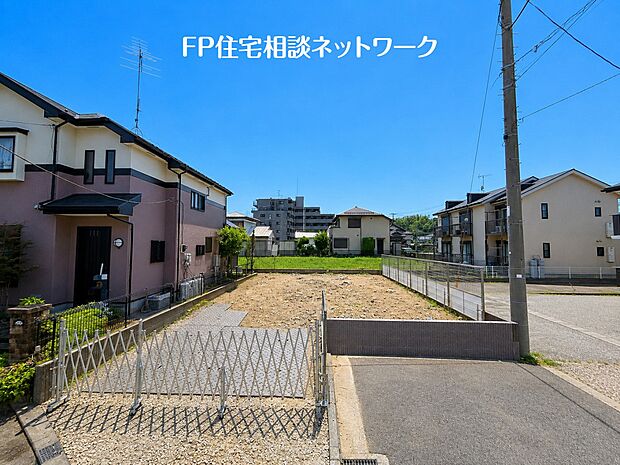 【前面道路含む現地写真】落ち着きある住宅街、一種低層住居専用地域内に位置しています。周囲には高い建物がなく、空が広く開放感があり、陽当りを大きく遮られることもありません。