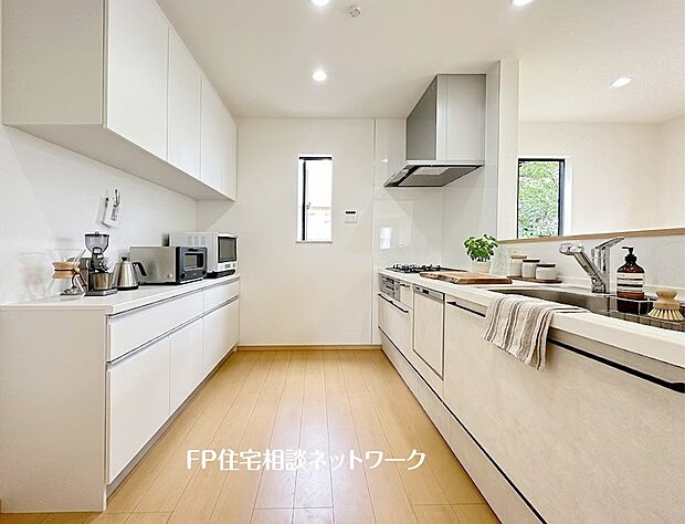 【キッチン】【キッチン】 本画像はAIがCGで家具を作成しており、実際の現地に家具は設置されておりません。また、販売価格に家具等は含まれておりません。