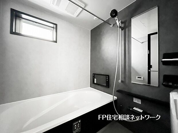 【浴室】ゆったり入れる一坪バス。足を伸ばして入れるサイズは一日の疲れを癒すのに嬉しい広さ。お子様と一緒の入浴でも充分な広さです。