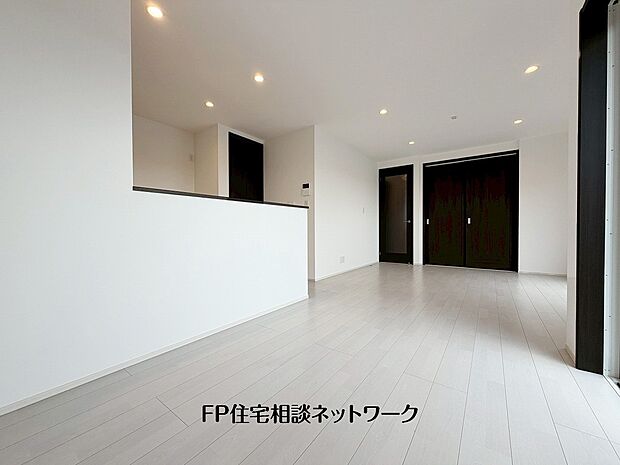 【リビング】対面式のカウンターキッチンですので、出来上がったお料理をカウンターに並べてお子様が運ぶなど、お手伝いの時間も増えそうですね。
