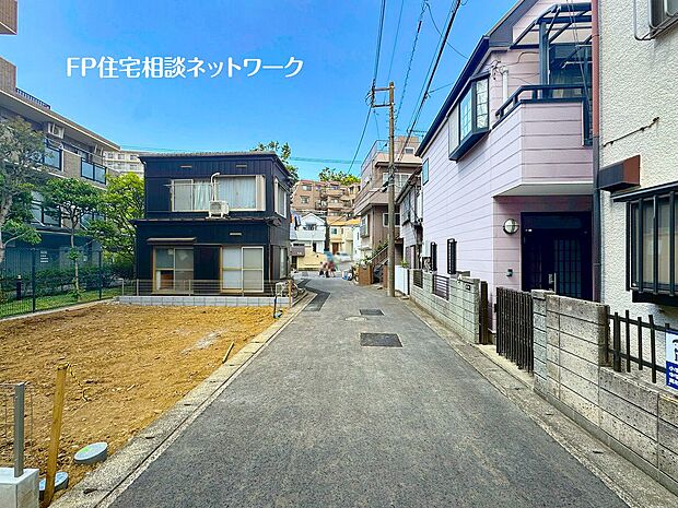 【前面道路含む現地写真】大通りから1本入った場所に位置し、車通りも少なく前面道路幅員はゆとりの4.5mあります。