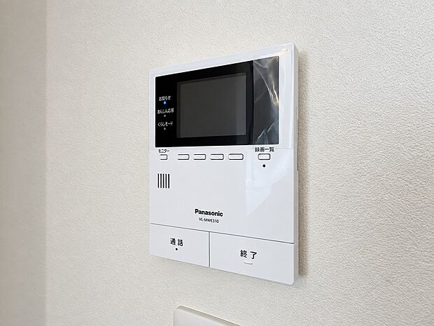 【TVモニター付インターホン】モニター付インターホンが標準仕様です。不安になりがちな防犯面。目で確認できるからあんしんです。