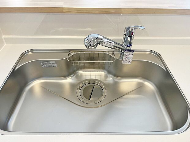 【浄水器一体型水栓】浄水と水道水を切り替えて使用できるスッキリとしたデザインの浄水器一体型水栓。ヘッドを引き出して使えるのでお料理はもちろんシンクの掃除が容易です。