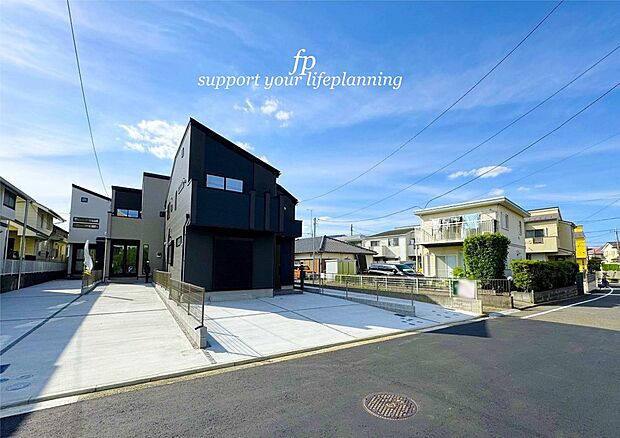 東急田園都市線沿線の区画整理された閑静な住宅街に位置したゆとりのある2階建て住宅！カースペースも全棟2台駐車可能です。