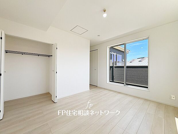 全居室には大型の収納クローゼットを完備。普段使いのお洋服や小物はもちろん、季節物のお洋服などもしっかりと整理整頓出来る。居室空間を隅々まで使えるのが嬉しい。