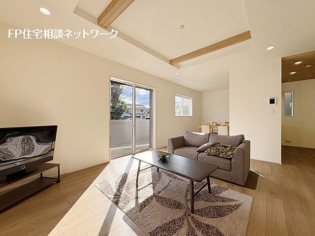 17.6帖の広々ＬＤＫ。ダイニングテーブルやソファーなどの家具もしっかりと配置できます。ゆったりとした広さの空間でご家族だんらんの時間をお過ごしください。