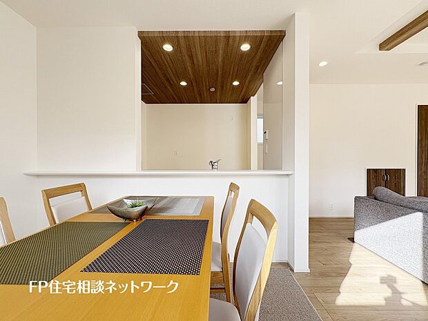 対面式のカウンターキッチンですので、出来上がったお料理をカウンターに並べてお子様が運ぶなど、お手伝いの時間も増えそうですね。