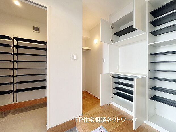 【プラン例　建物価格1650万円　建物面積99.78m2】シューズクロークは可動式なので、長靴も棚の移動で収納できる。玄関が綺麗に整頓されているかどうかで、その家の印象が決まる。
