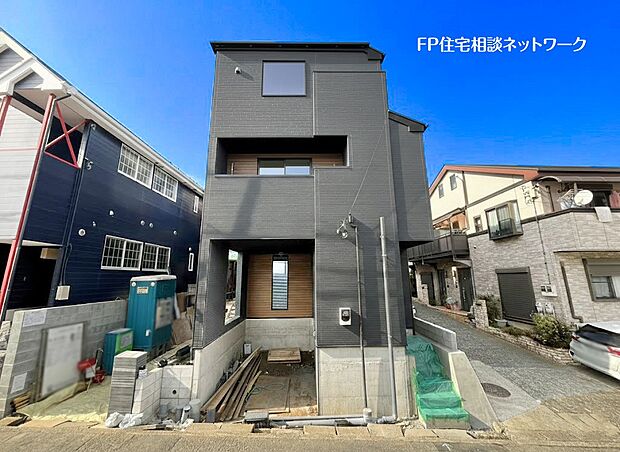 東急田園都市線「藤が丘」駅徒歩15分の好立地!東南道路に面し、両隣に建物が隣接していないので解放感のある住宅です。