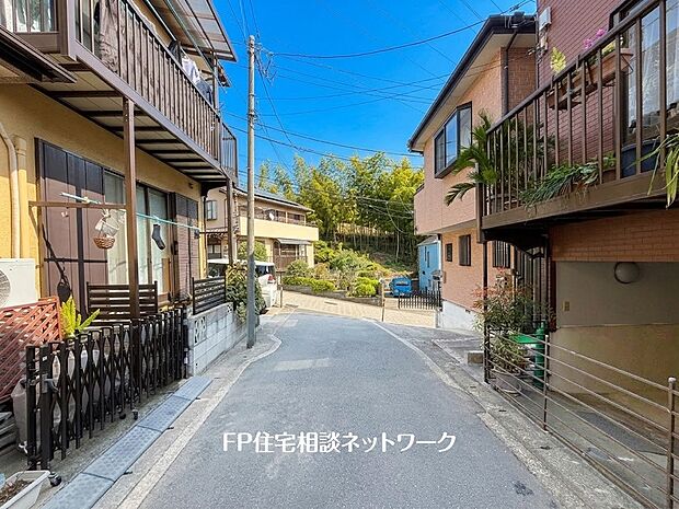 2階建て住宅が建ち並ぶ閑静な住宅街に位置し、通りから1本入った現地は静かな日常を送る事が出来ます。