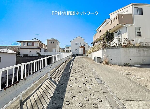 周辺は2階建て住宅が建ち並ぶ閑静な住宅街で静かな日常を送る事が出来る住宅街です。