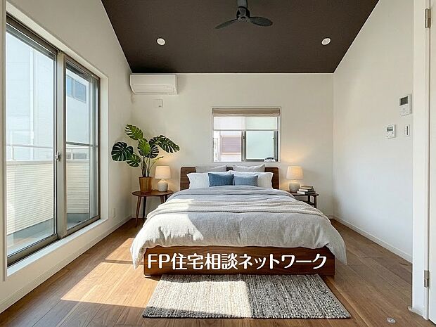 【プラン例　建物価格1350万円　建物面積90m2】深いやすらぎへと誘う主寝室。ゆとりの広さと、落ち着いた内装仕様でプライベートな時間を心豊かにお過ごしいただけるように配慮。