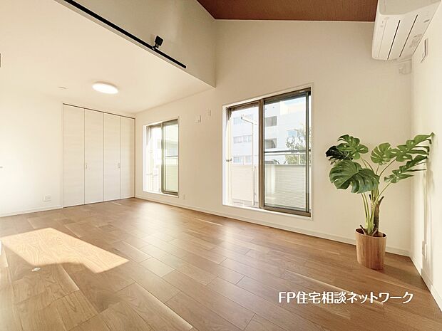 【プラン例　建物価格1350万円建物面積90m2】勾配天井のメリットはなんと言っても開放感。通常の天井よりも上部の空間が立体的な広がりを見せるので、広く感じることができます。