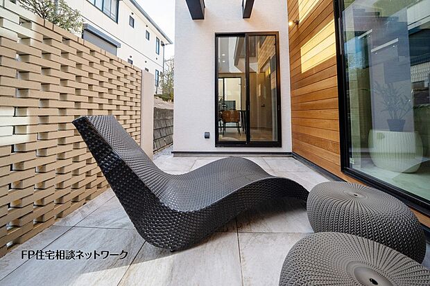 外からの視線に配慮した中庭テラス。リビングやダイニングに光と風を届け、住まい全体に開放感をもたらします。