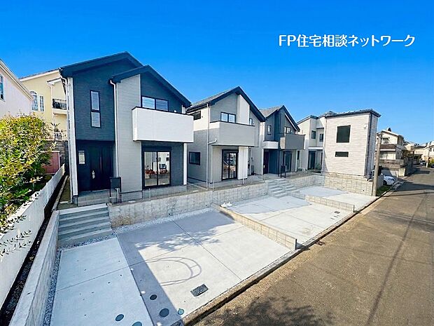 東急田園都市「江田」駅徒歩14分の区画整理された閑静な住宅街！ゆとりの敷地でカースペースも並列2台駐車可能です。