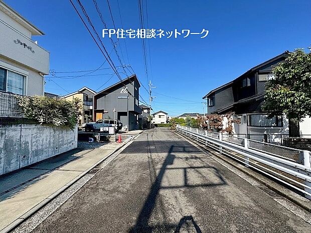 区画整理された閑静な住宅街！前面道路は幅員6ｍあり、車のすれ違いも可能ですのでお車の運転が苦手な方でも安心です。