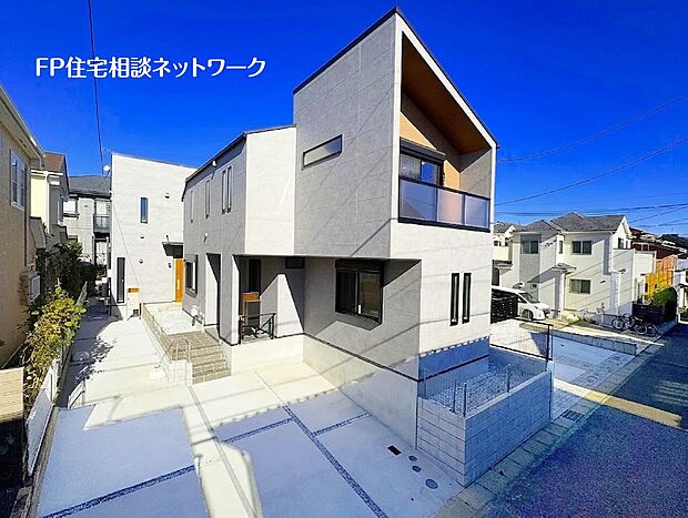 【類似外観同仕様】施工例のため分譲中の建物とは外壁、屋根開口部等の形状・仕様が異なります。