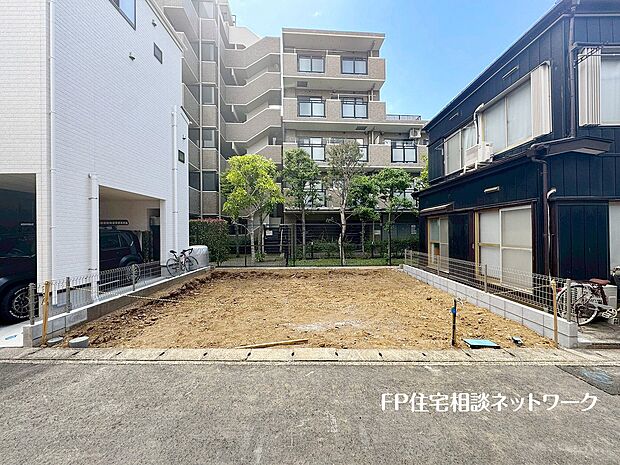 敷地と道路に高低差がない整形地!西側は隣地の建物が隣接していないので解放感のある現地です。