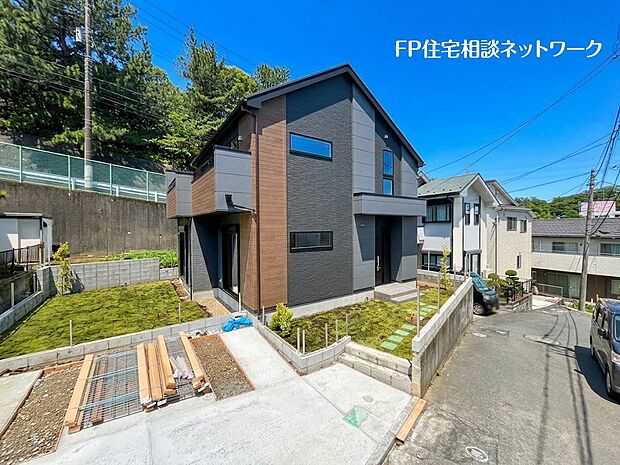 土地面積183.93m2のゆとりの敷地!カースペース並列2台駐車可能で南側に広々したお庭も確保いした贅沢な広さです。