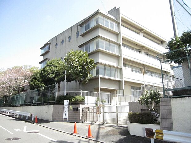 小机小学校(学校教育目標は、「心豊かに学び合い、ともに伸びる子」。)