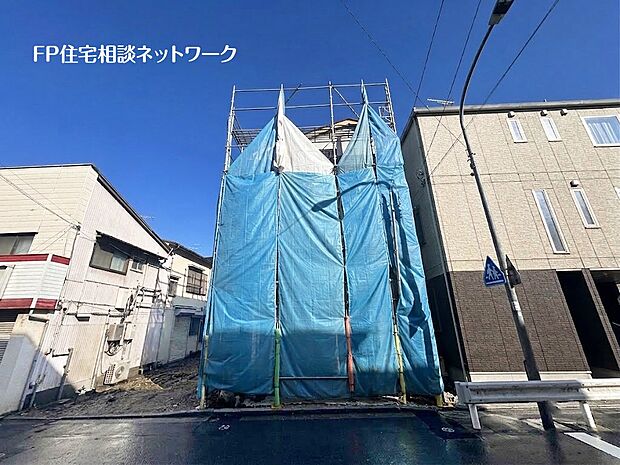 フールバルコニー付の新築デザイナーズ住宅!駅まで平坦で徒歩5分の好立地、都内へのアクセスも良く通勤・通学に便利な立地です。