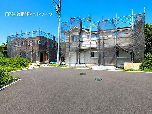 前面は開放感があり、実際の建物の大きさや道路との位置関係も現地でご確認いただけます。完成前の今だからこそ、ぜひ一度現地をご覧ください 。