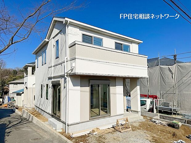 【類似外観同仕様】施工例のため分譲中の建物とは外壁、屋根開口部等の形状・仕様が異なります。