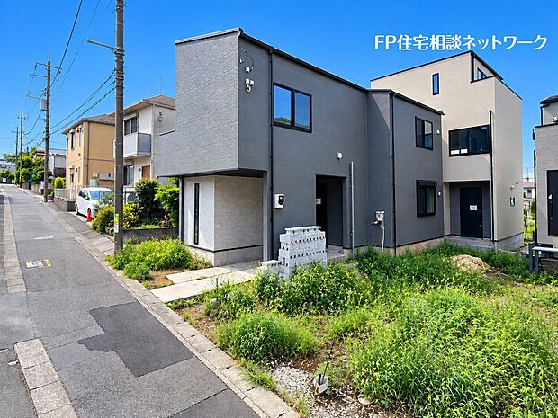 落ち着いた色合いのスタイリッシュな外観。前面道路との高低差も少なく、閑静な住宅街に佇む2階建住宅です。