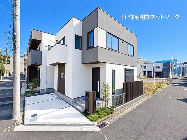 【類似外観同仕様】施工例のため分譲中の建物とは外壁、屋根開口部等の形状・仕様が異なります。