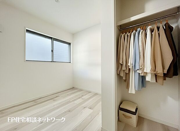 【洋室】全居室には大型の収納クローゼットを完備。普段使いのお洋服や小物はもちろん、季節物のお洋服などもしっかりと整理整頓出来る。居室空間を隅々まで使えるのが嬉しい。