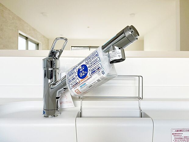 【浄水器 】スタイリッシュな、浄水器一体型水栓です。水栓にシャワーホースと浄水器を内蔵し、カルキ臭など軽減。シャワーヘッドを引き出すことで、広いシンクのお手入れもラクラク。
