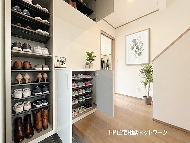 【玄関】■玄関■本画像はAIがCGで家具作成しており、実際の現地に家具は設置されておりません。また、販売価格に家具、小物等は含まれておりません。